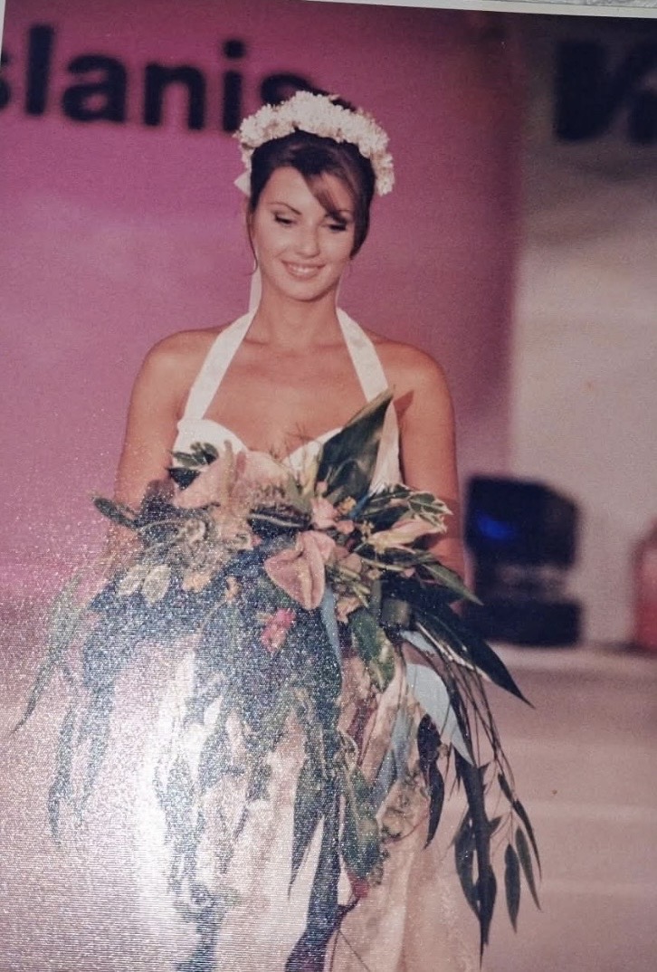 Bridal fashion presentation with a floral bouquet designed by Studio Elias